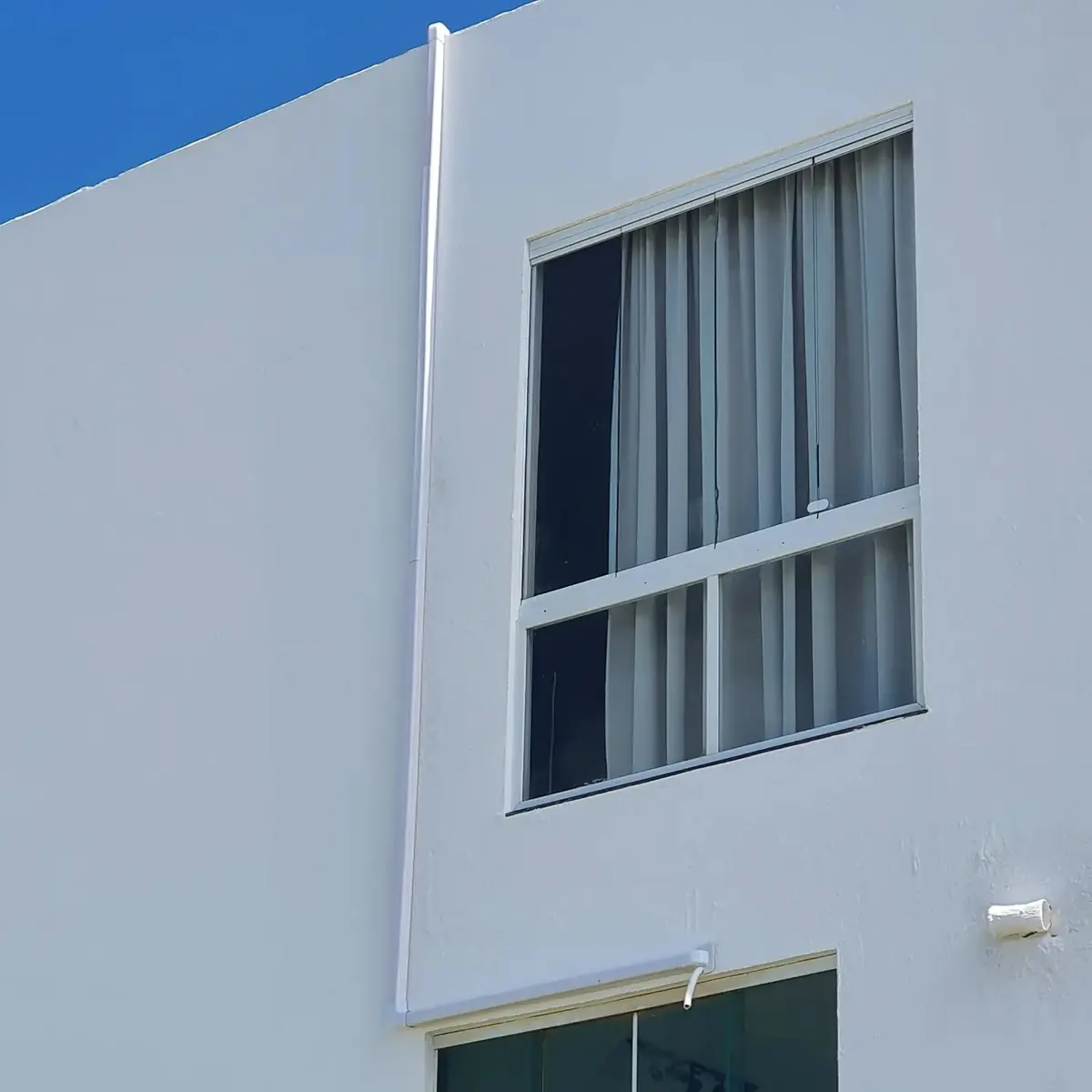 Casa com acabamento de canaleta na tubulação do ar-condicionado