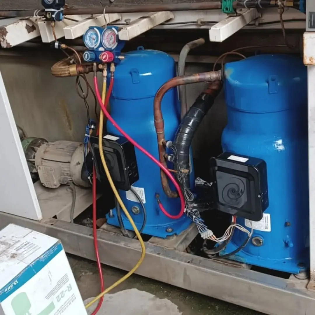 Compressores de uma central de climatização em manutenção pela HC