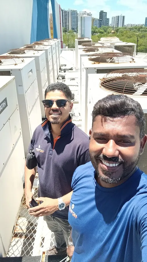 Equipe da HC na manutenção das condensadoras de uma cobertura